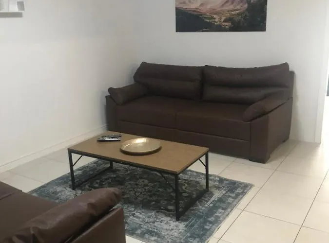 מלון דירות Baynunah 3*